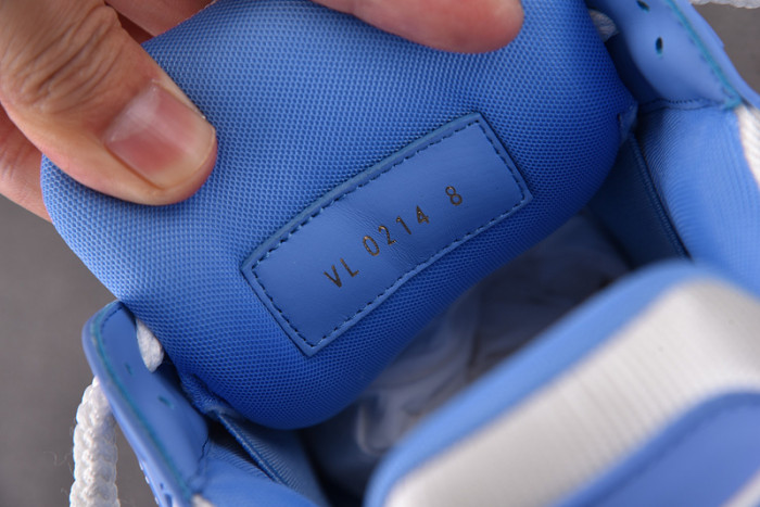 L0VT SNEAKER